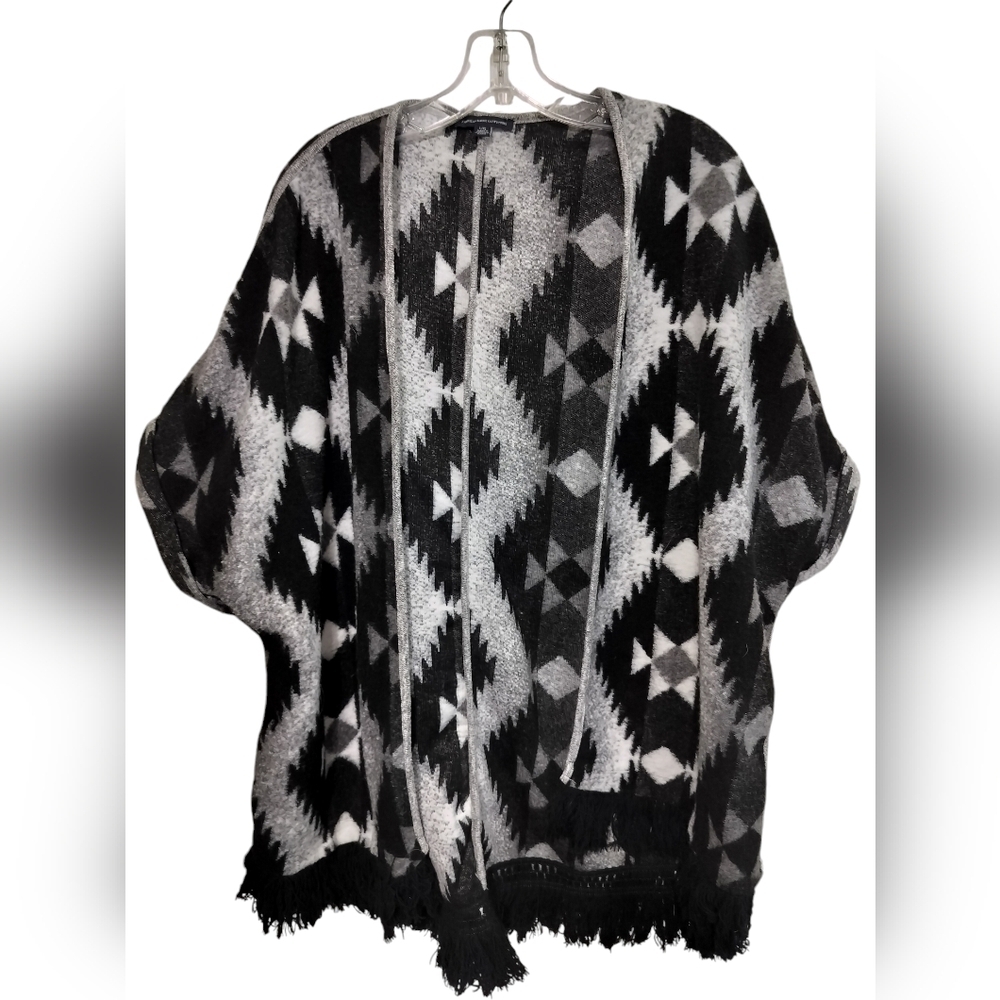 2952) American Eagle Black Grey Aztec Print Cardigan Poncho L/XL